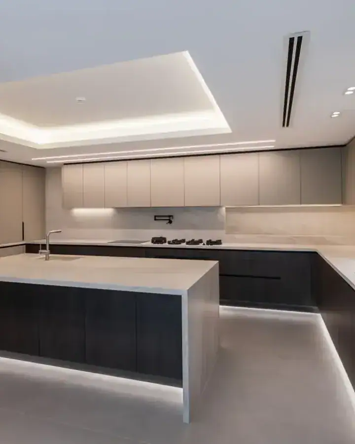 White and graphite kitchen with a lit island, Baabdat